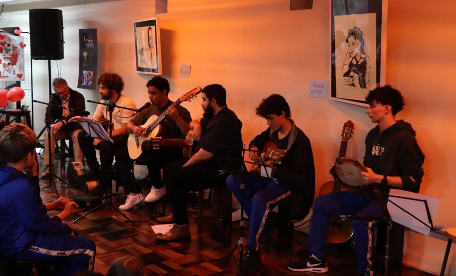 Cenas do recital pelo Dia do Choro e da peça A Máquina