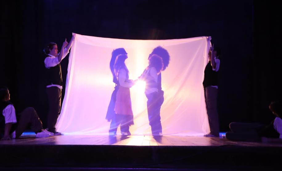 Cenas do recital pelo Dia do Choro e da peça A Máquina