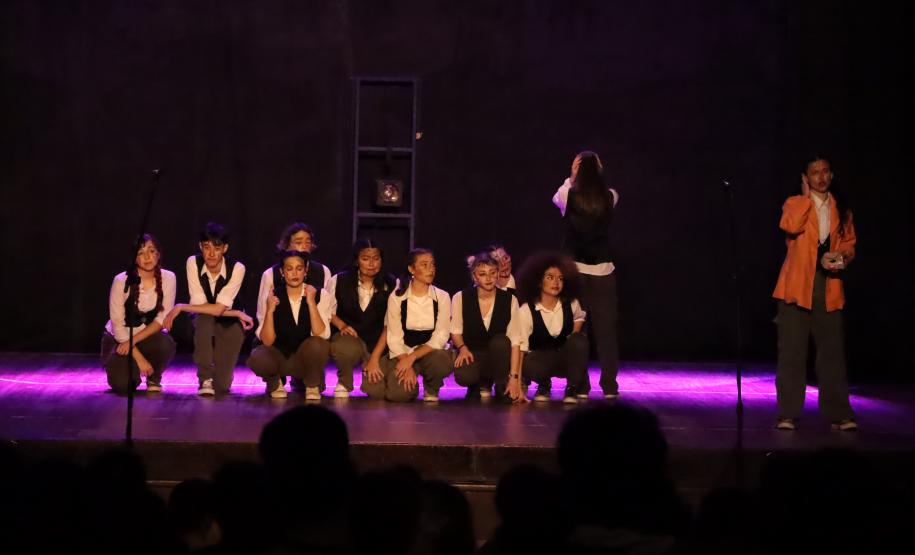 Cenas do recital pelo Dia do Choro e da peça A Máquina