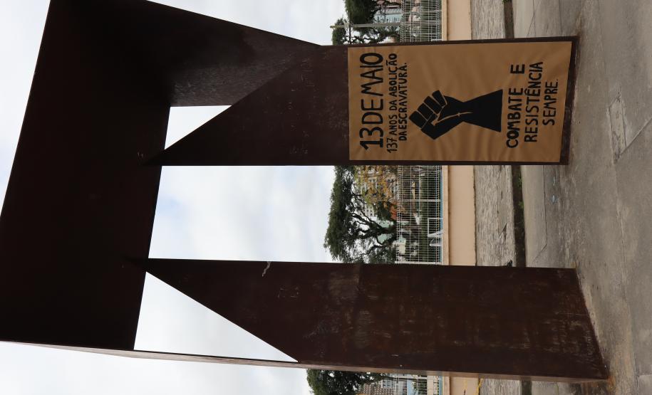 Estudantes produzem mega cartaz com palavras de luta e resistência negra