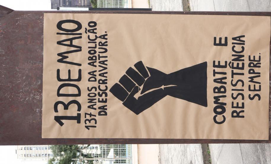 Estudantes produzem mega cartaz com palavras de luta e resistência negra