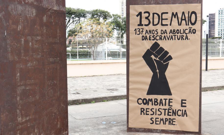 Estudantes produzem mega cartaz com palavras de luta e resistência negra