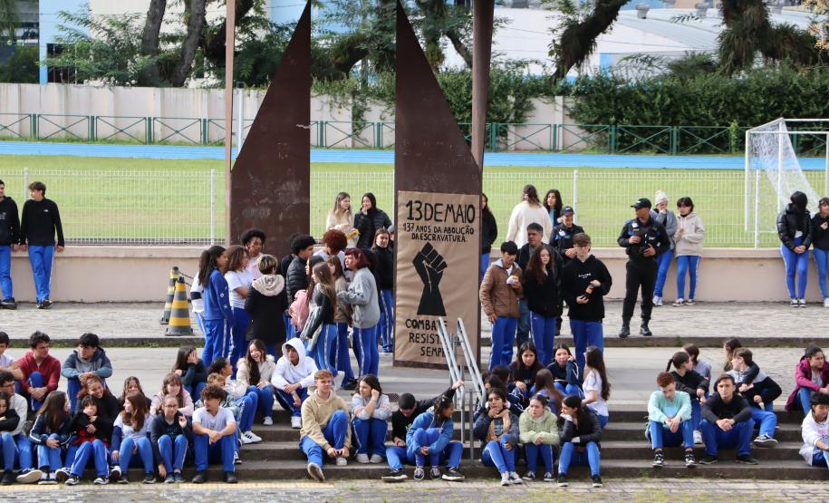 Estudantes produzem mega cartaz com palavras de luta e resistência negra