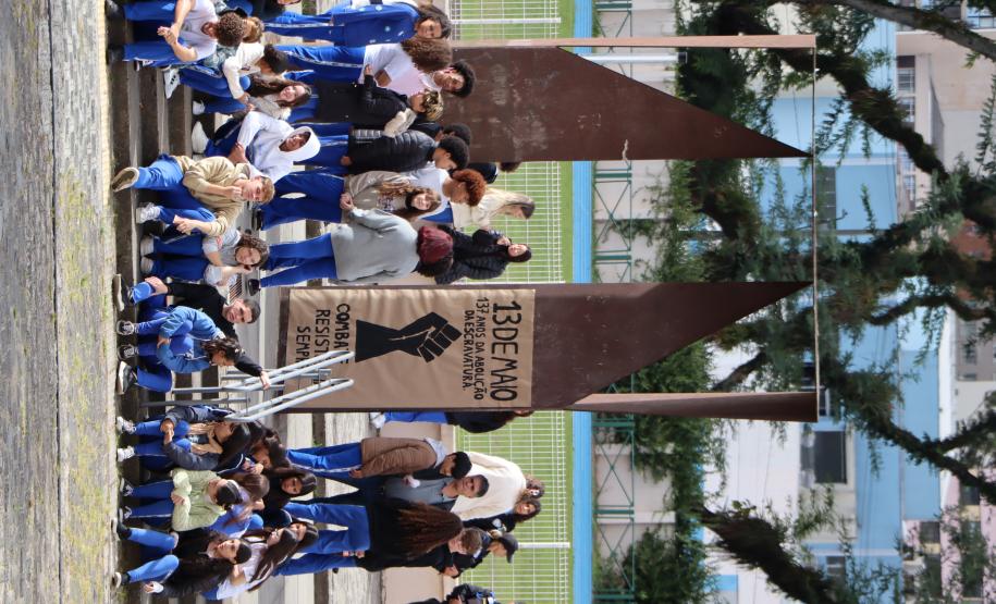 Estudantes produzem mega cartaz com palavras de luta e resistência negra