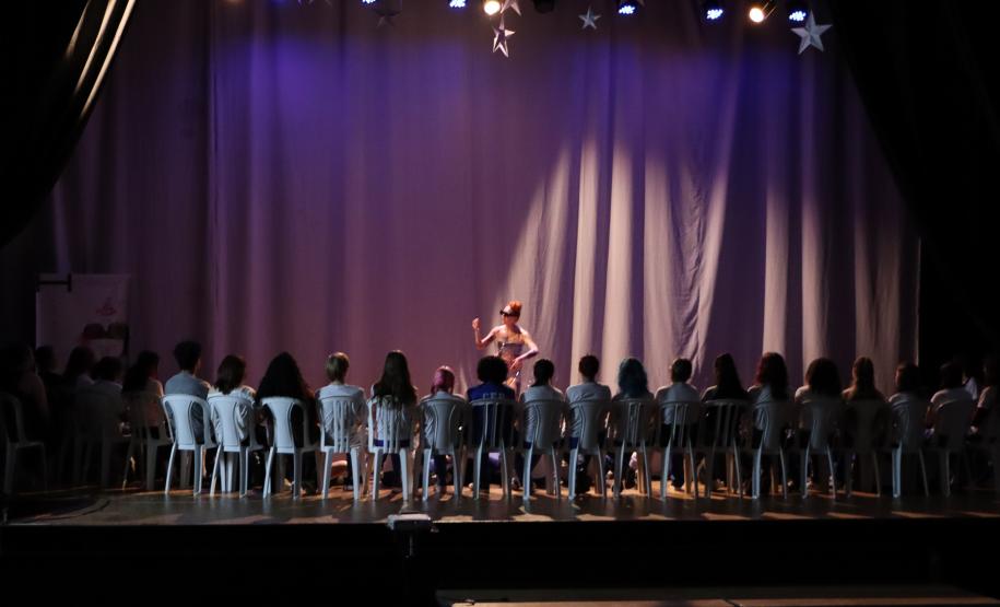 Estudantes do Dancep batem papo com Carmen Jorge