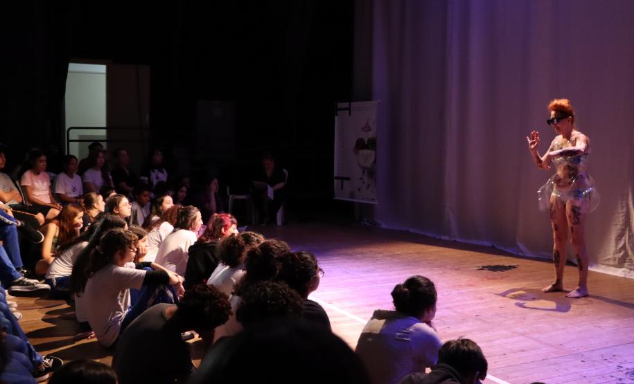 Estudantes do Dancep batem papo com Carmen Jorge