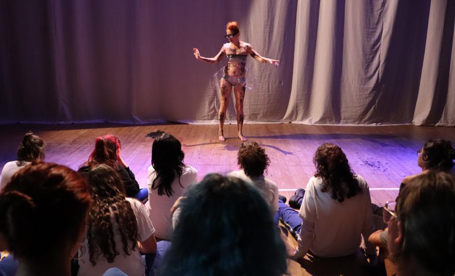 Estudantes do Dancep batem papo com Carmen Jorge