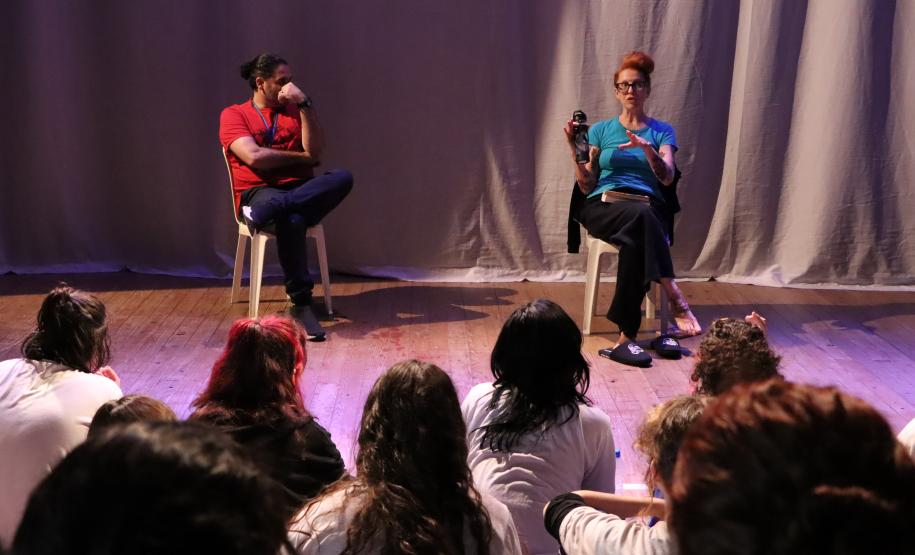 Estudantes do Dancep batem papo com Carmen Jorge