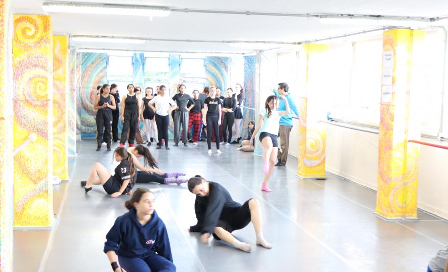 Turma do Dancep em oficina com diretor do Balé Teatro Guaíra
