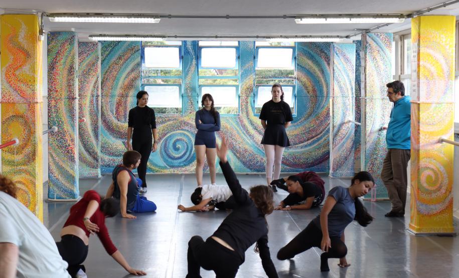 Turma do Dancep em oficina com diretor do Balé Teatro Guaíra