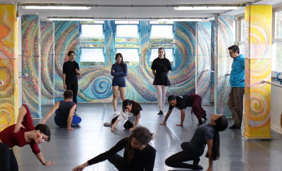 Turma do Dancep em oficina com diretor do Balé Teatro Guaíra