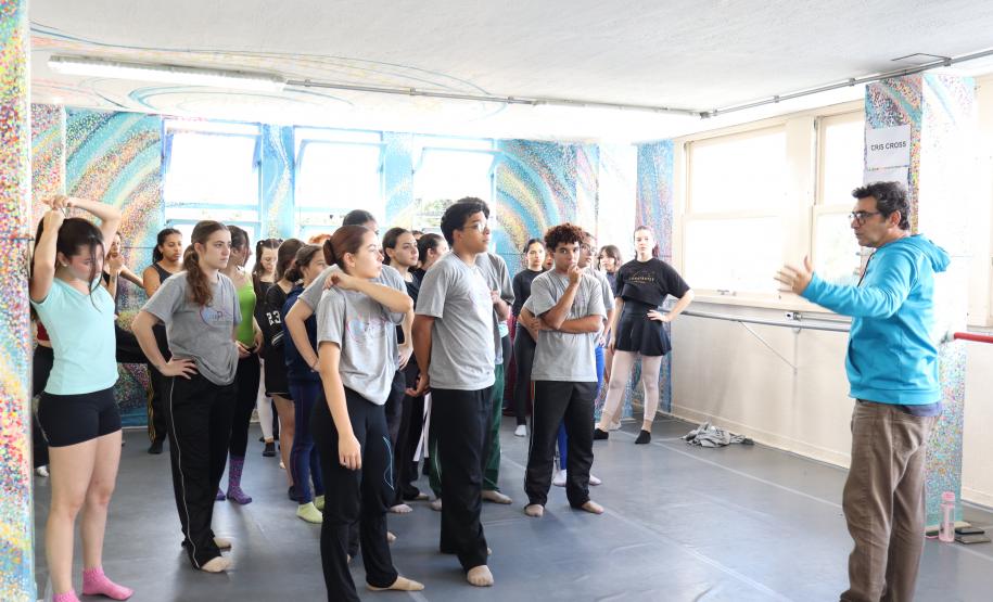 Turma do Dancep em oficina com diretor do Balé Teatro Guaíra