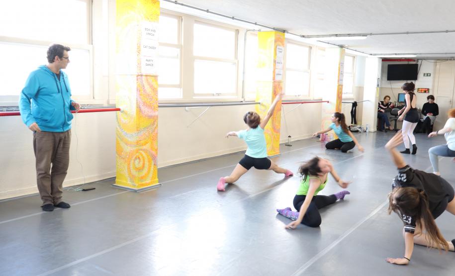 Turma do Dancep em oficina com diretor do Balé Teatro Guaíra