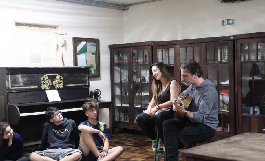 Estrela Leminski e Téo Ruiz cantam para turma do ensino médio noturno