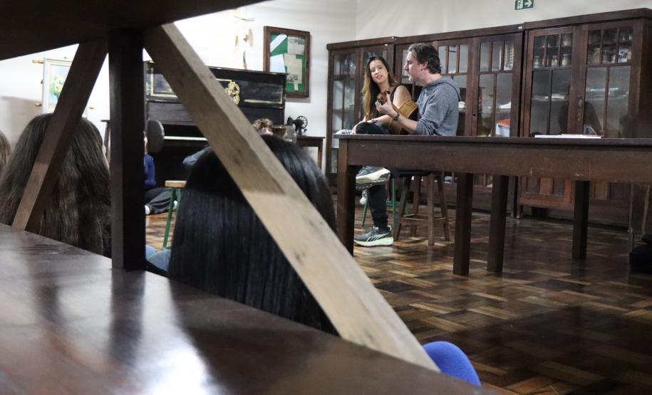 Estrela Leminski e Téo Ruiz cantam para turma do ensino médio noturno