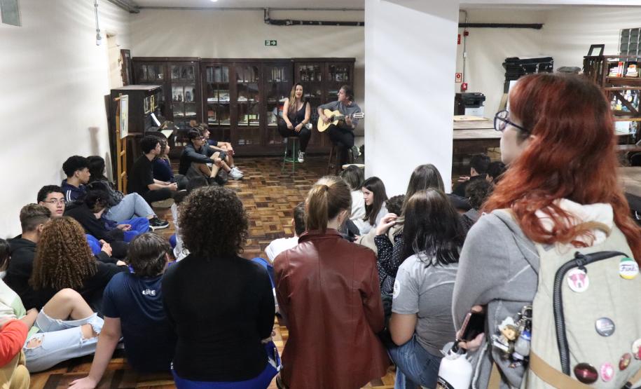 Estrela Leminski e Téo Ruiz cantam para turma do ensino médio noturno