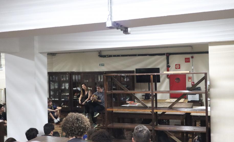 Estrela Leminski e Téo Ruiz cantam para turma do ensino médio noturno