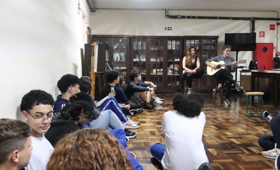 Estrela Leminski e Téo Ruiz cantam para turma do ensino médio noturno