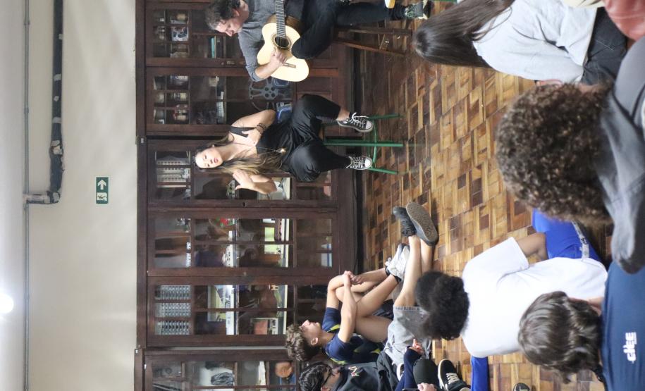 Estrela Leminski e Téo Ruiz cantam para turma do ensino médio noturno