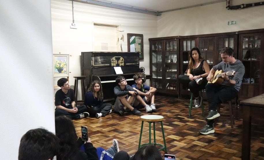 Estrela Leminski e Téo Ruiz cantam para turma do ensino médio noturno