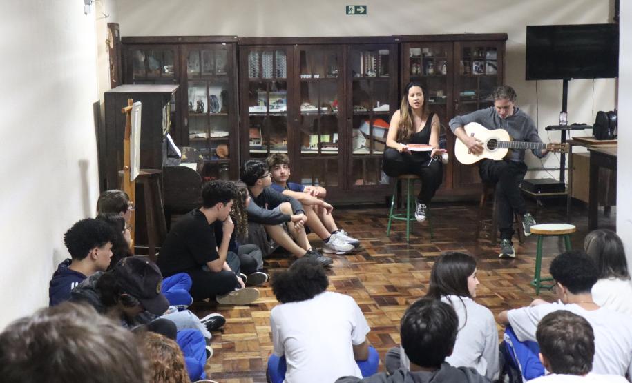 Estrela Leminski e Téo Ruiz cantam para turma do ensino médio noturno