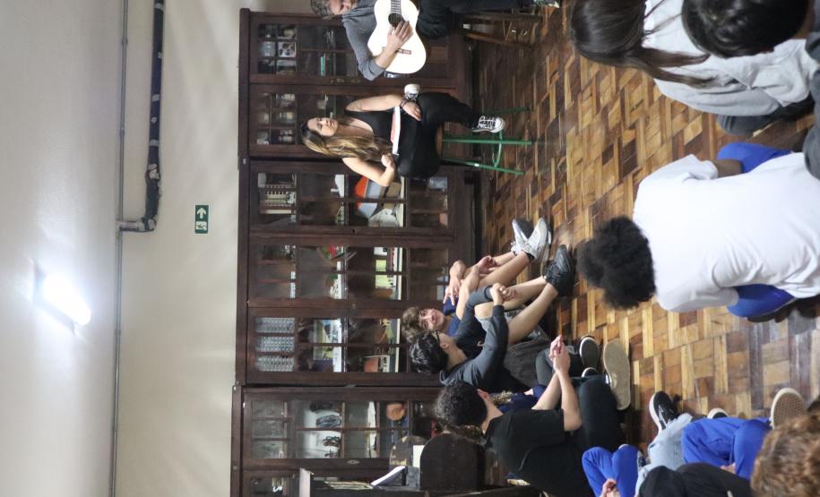 Estrela Leminski e Téo Ruiz cantam para turma do ensino médio noturno