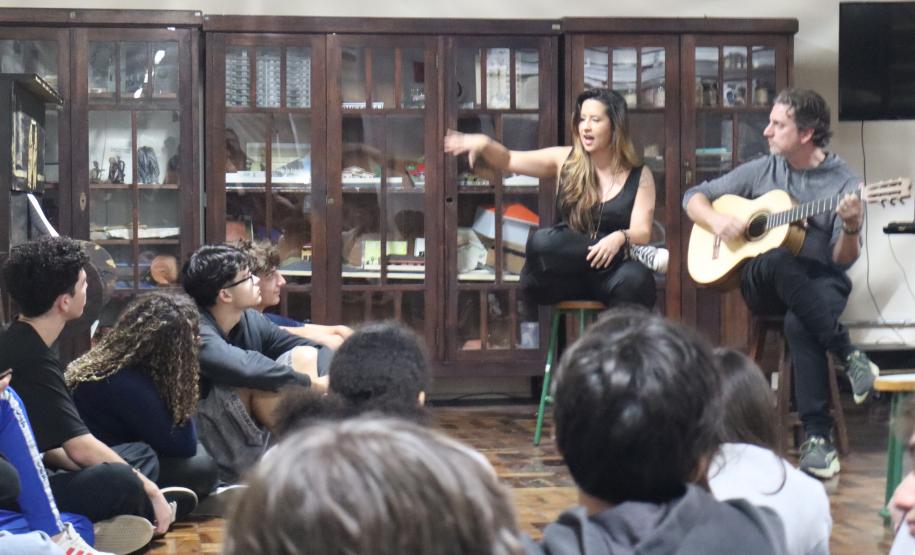 Estrela Leminski e Téo Ruiz cantam para turma do ensino médio noturno