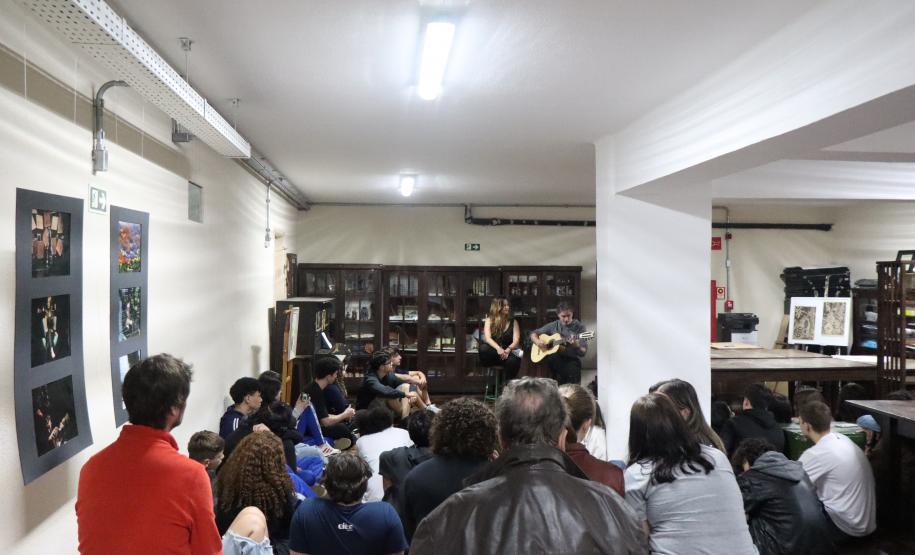 Estrela Leminski e Téo Ruiz cantam para turma do ensino médio noturno