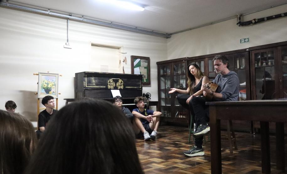 Estrela Leminski e Téo Ruiz cantam para turma do ensino médio noturno