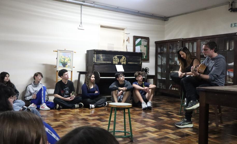 Estrela Leminski e Téo Ruiz cantam para turma do ensino médio noturno
