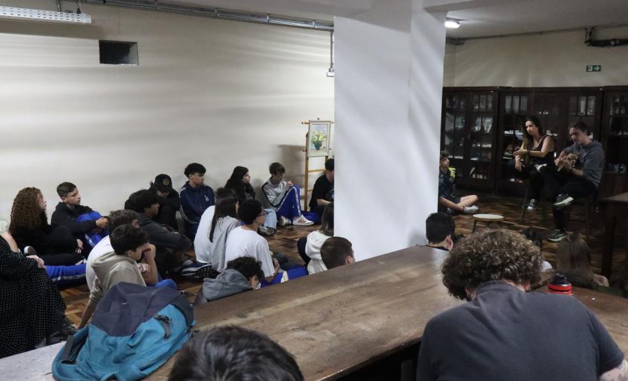 Estrela Leminski e Téo Ruiz cantam para turma do ensino médio noturno