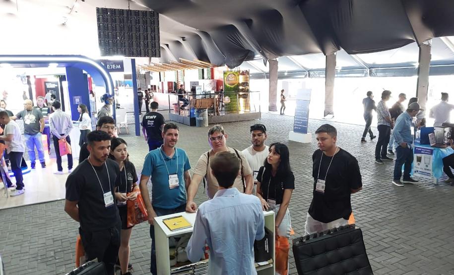 estudantes do técnico em edificações no expo deconcrete