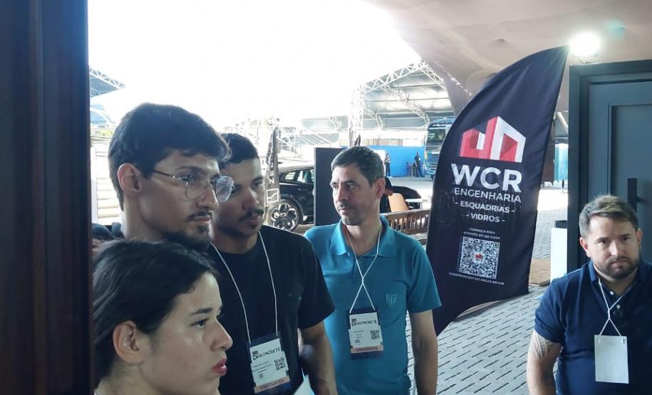 estudantes do técnico em edificações no expo deconcrete
