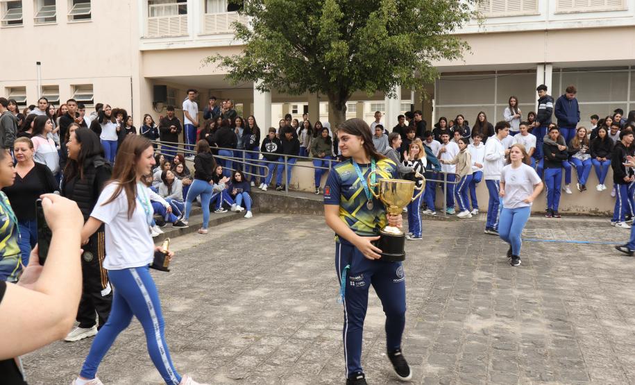 Equipe de futsal feminino do CEP posa para foto