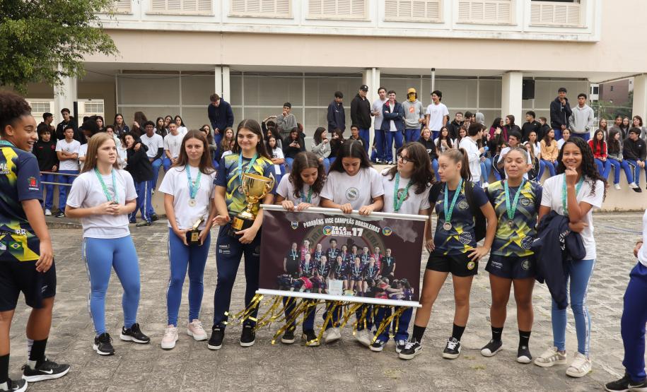Equipe de futsal feminino do CEP posa para foto