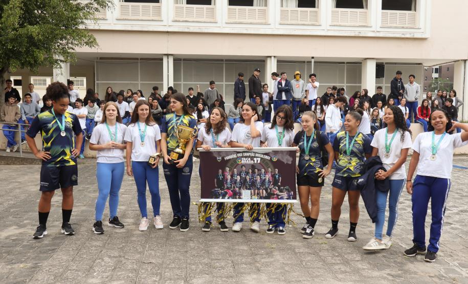 Equipe de futsal feminino do CEP posa para foto