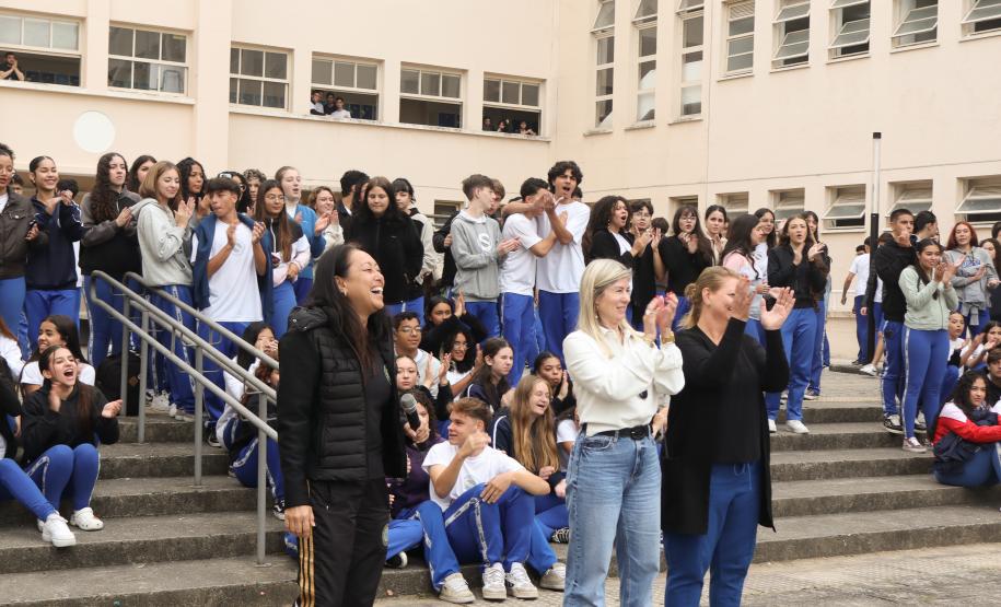 Equipe de futsal feminino do CEP posa para foto