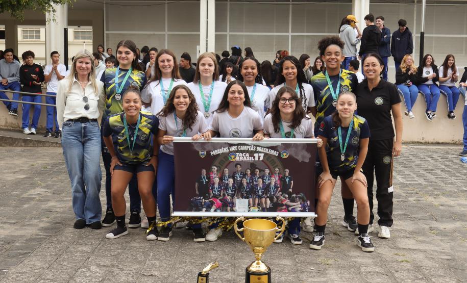 Equipe de futsal feminino do CEP posa para foto