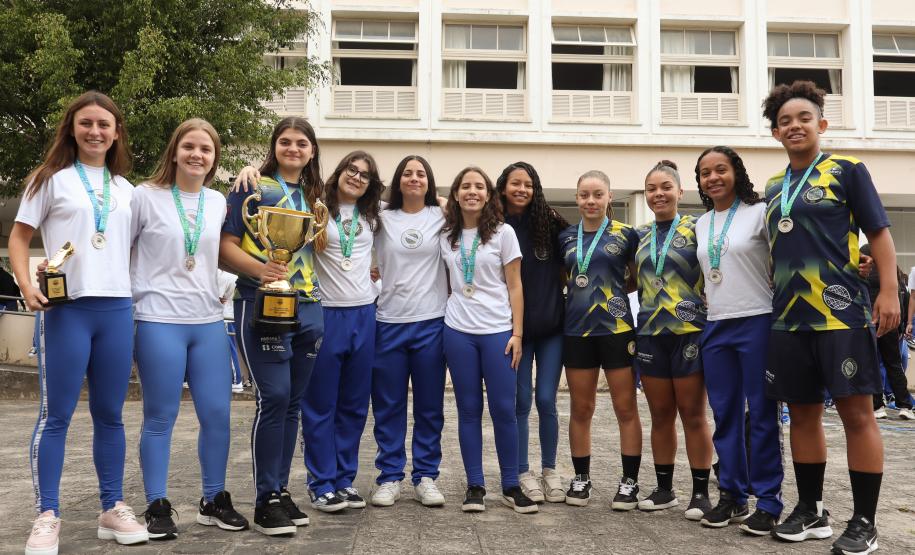Equipe de futsal feminino do CEP posa para foto