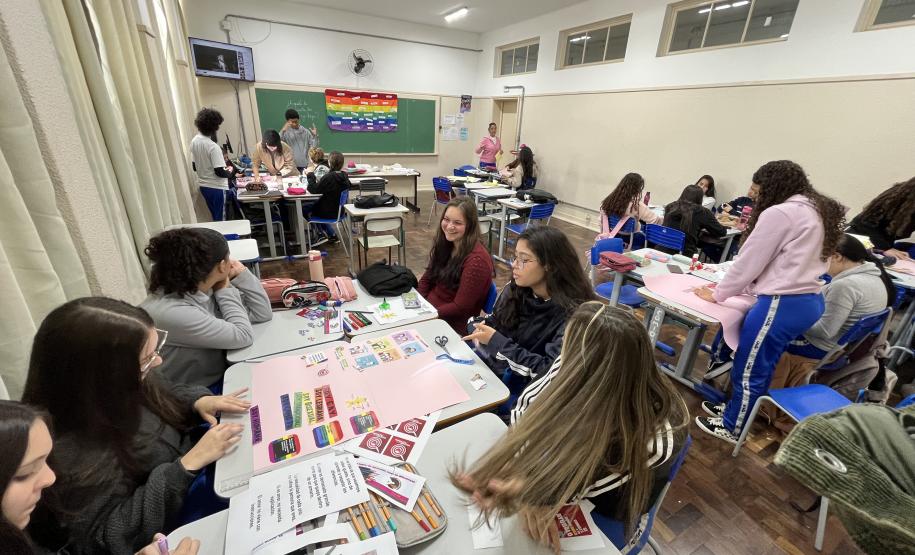 Estudantes produzindo cartazes com mensagens em espanhol em defesa da diversidade