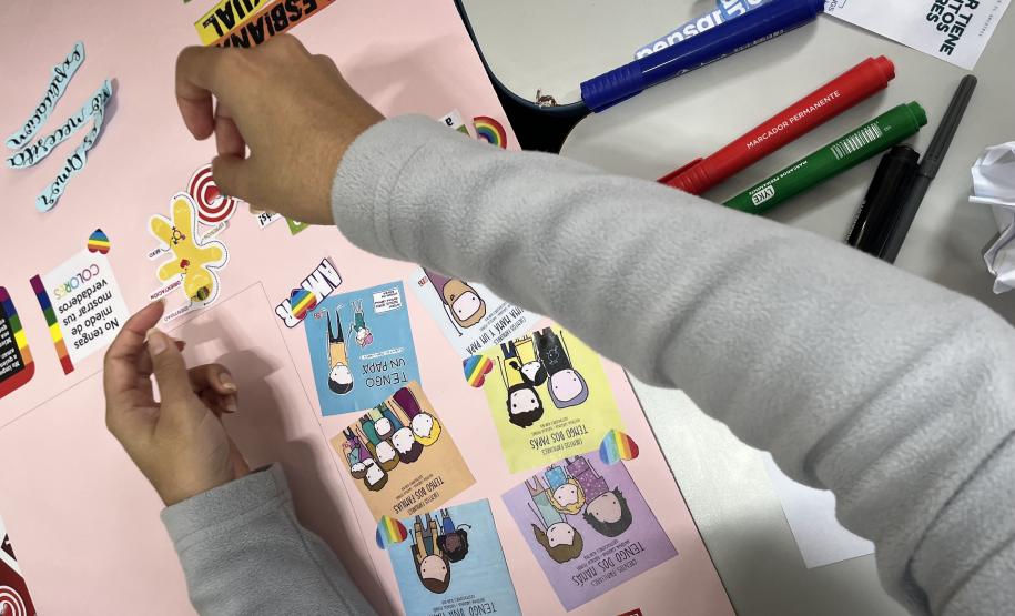 Estudantes produzindo cartazes com mensagens em espanhol em defesa da diversidade