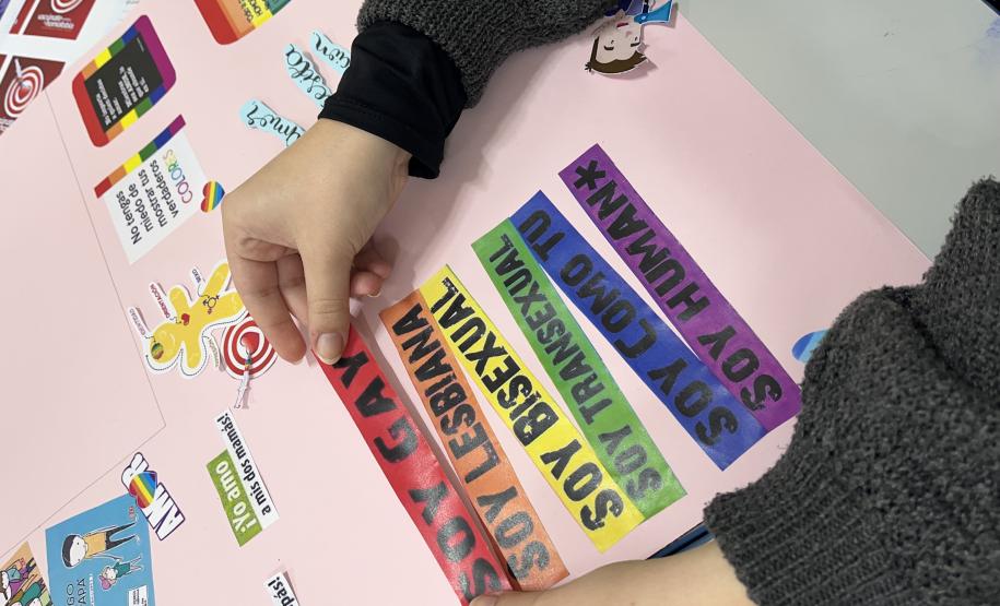 Estudantes produzindo cartazes com mensagens em espanhol em defesa da diversidade