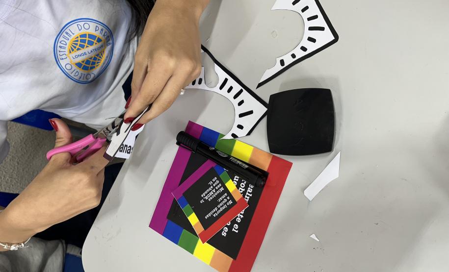 Estudantes produzindo cartazes com mensagens em espanhol em defesa da diversidade