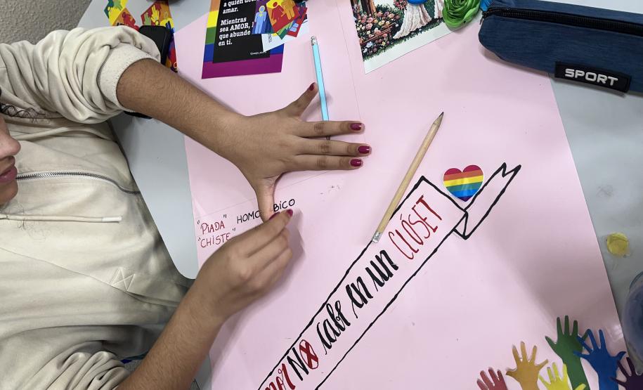 Estudantes produzindo cartazes com mensagens em espanhol em defesa da diversidade