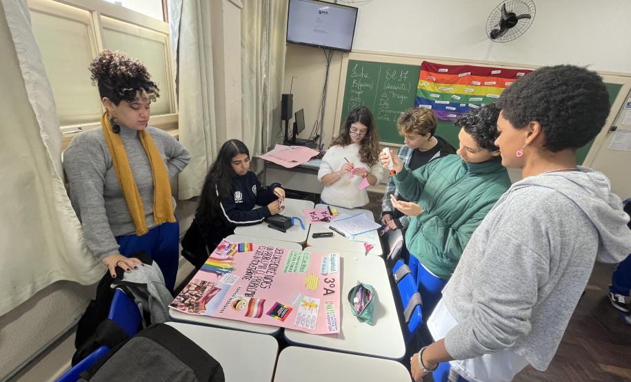Estudantes produzindo cartazes com mensagens em espanhol em defesa da diversidade