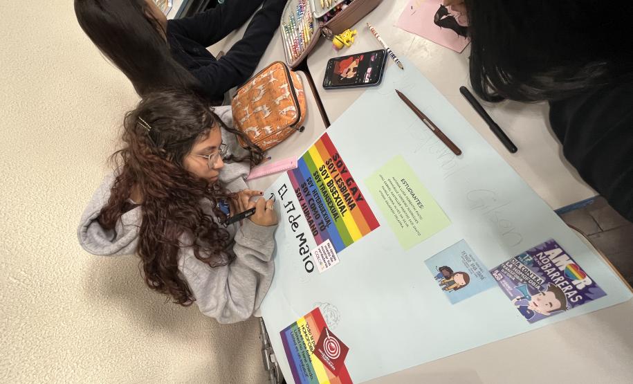 Estudantes produzindo cartazes com mensagens em espanhol em defesa da diversidade