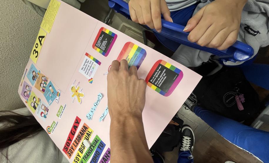 Estudantes produzindo cartazes com mensagens em espanhol em defesa da diversidade