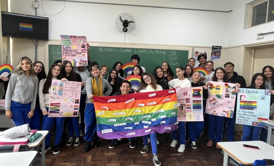 Estudantes produzindo cartazes com mensagens em espanhol em defesa da diversidade