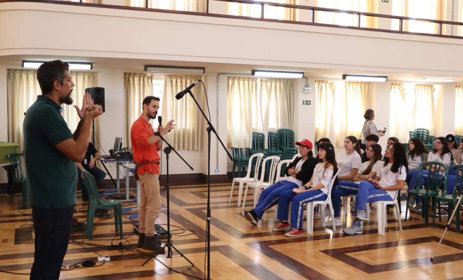 Músicos executam canções da Idade Média