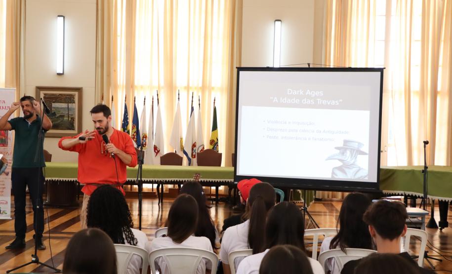 Músicos executam canções da Idade Média